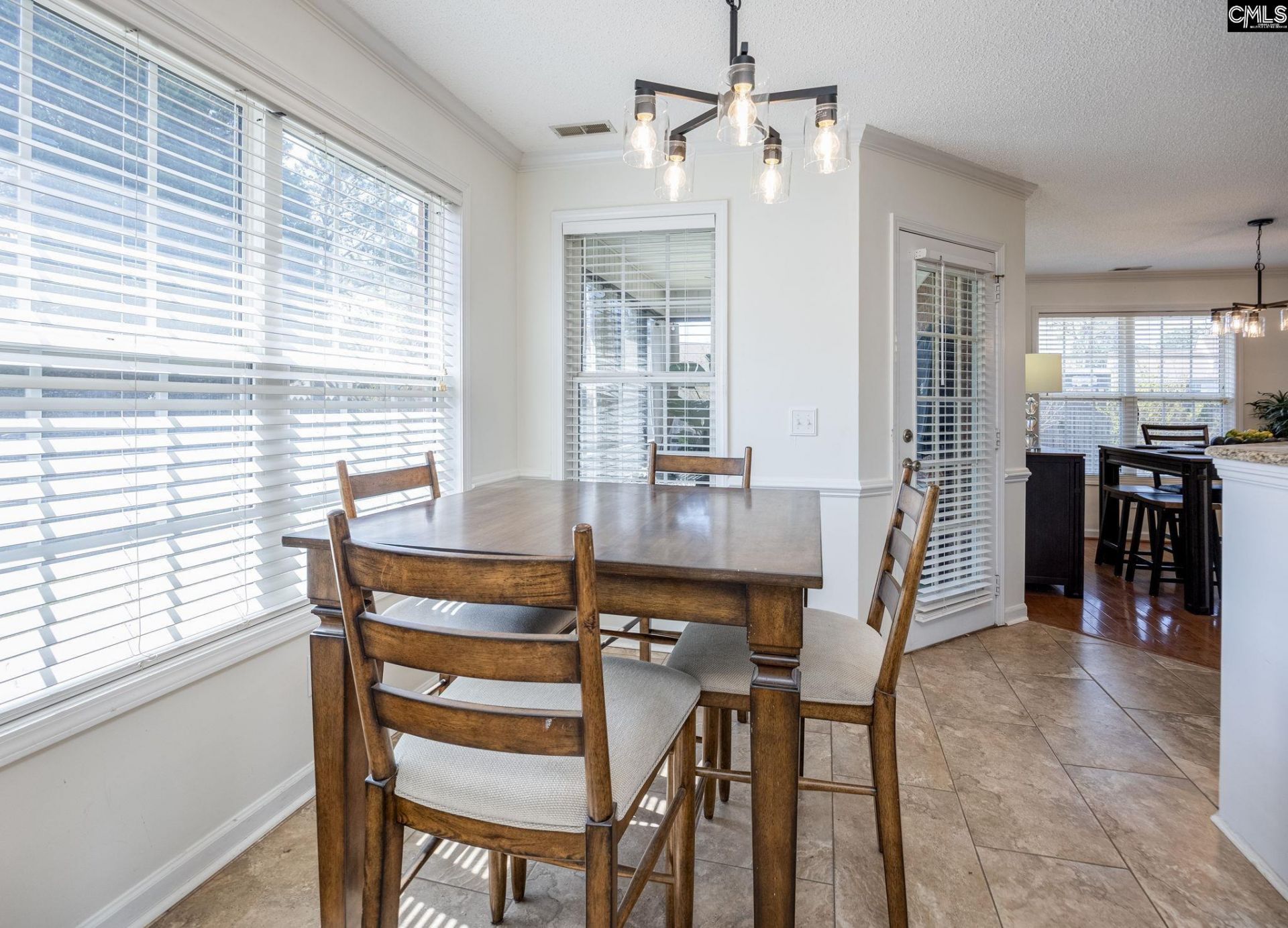 6 Holly Thorn Court  Photo 9