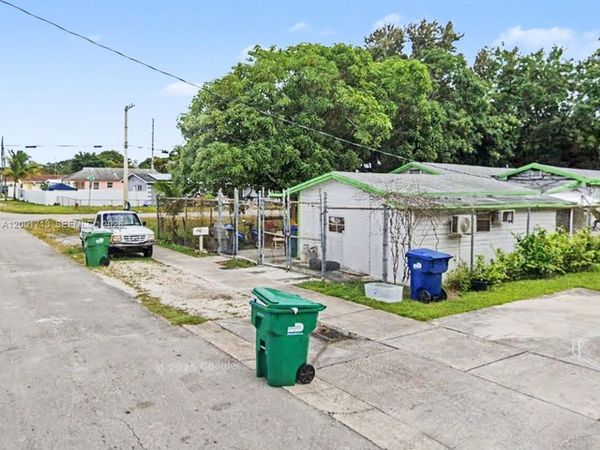 2106 NW 70th St , Miami, FL 33147