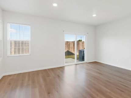 8167 Weeping Willow Ln, Sacramento, CA 95828 Photo