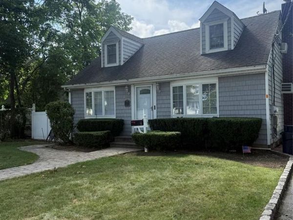 35 Midwood Avenue , Farmingdale, NY 11735