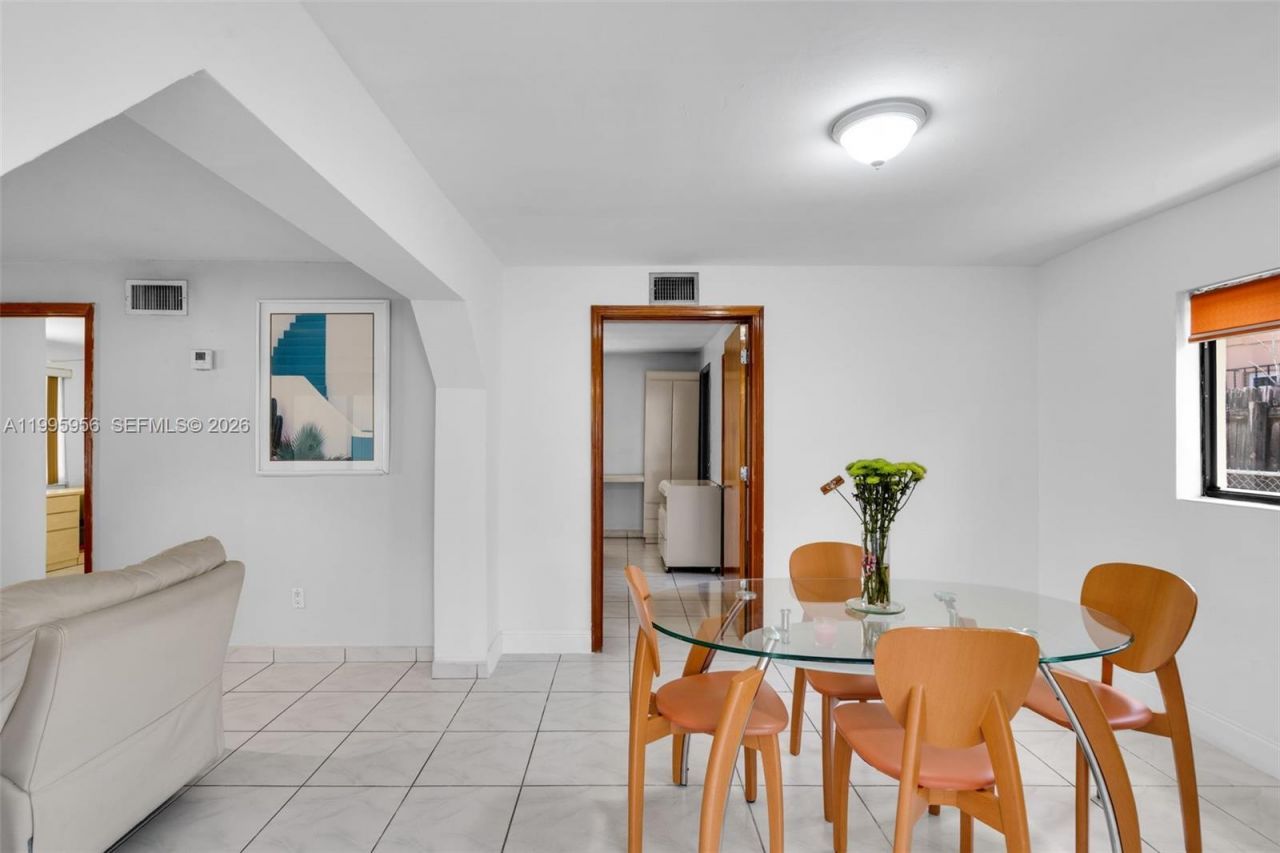 670 E 45th St, Hialeah, FL 33013 Photo