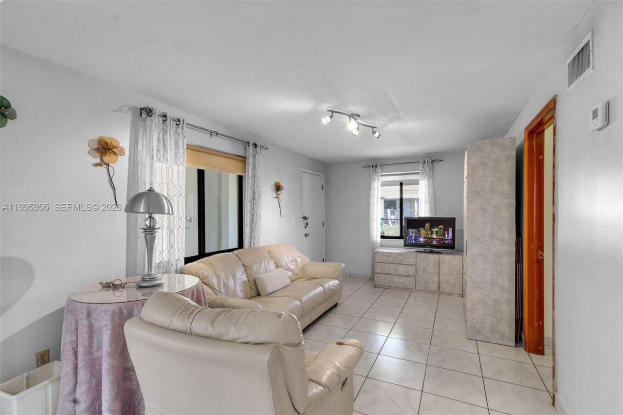 670 E 45th St, Hialeah, FL 33013 Photo