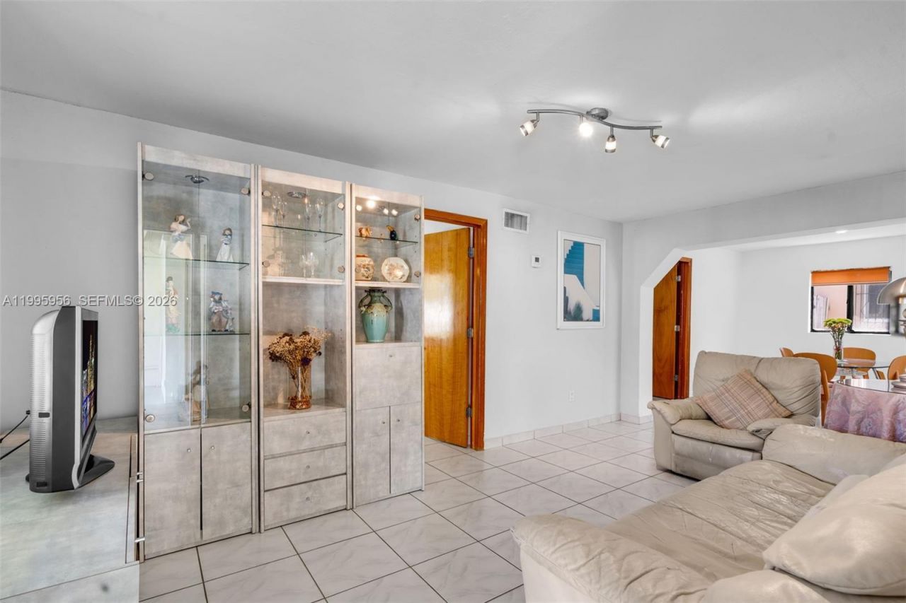 670 E 45th St, Hialeah, FL 33013 Photo