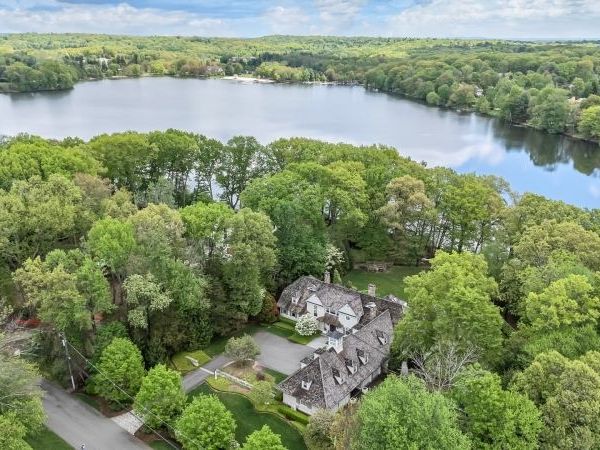 259 Indian Trail Dr, Franklin Lakes, NJ 07417