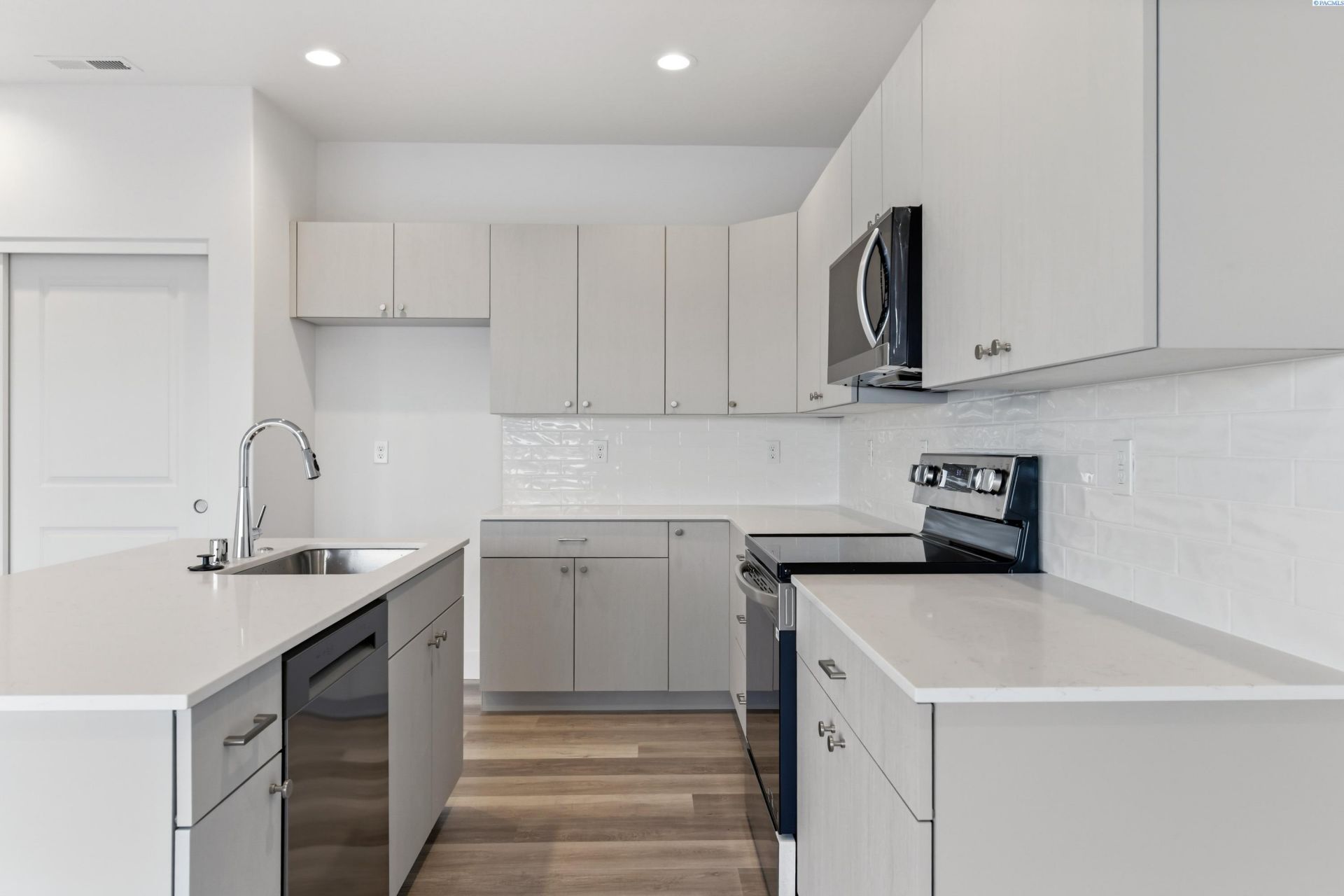 7596 Grapevine Ct, West Richland, WA 99353 Main Photo