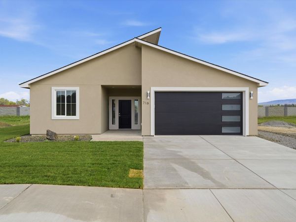 716 San Jose Ave, Sunnyside, WA 98944