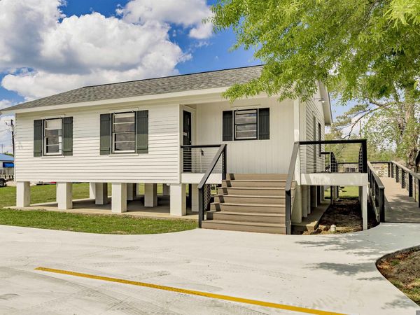 216 E Sanders St, Gonzales, LA 70737