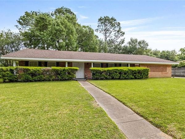 203 ROBERT LEE Circle, Lafayette, LA 70506