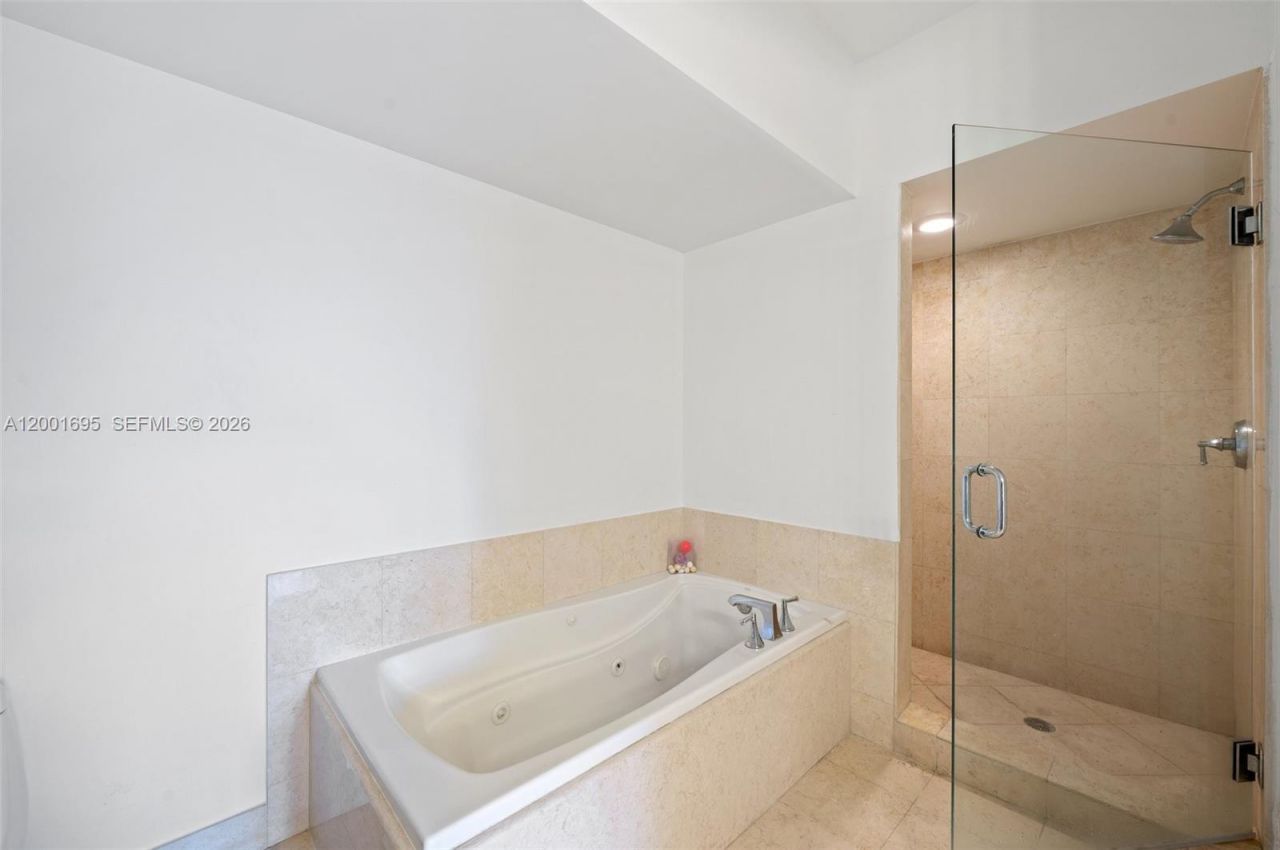 20000 E Country Club Dr, Unit 314, Aventura, FL 33180 Photo