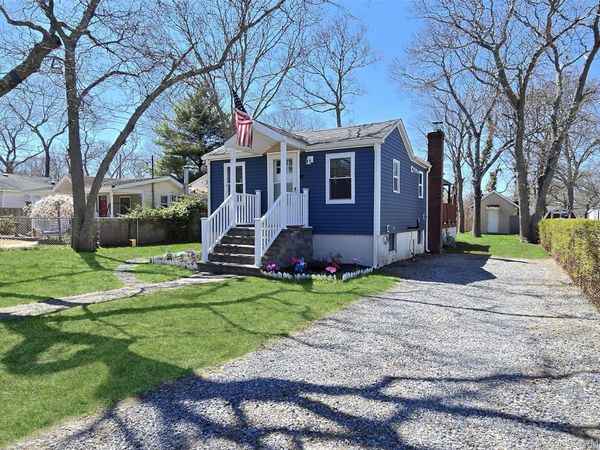 20 Daisy Place , Selden, NY 11784