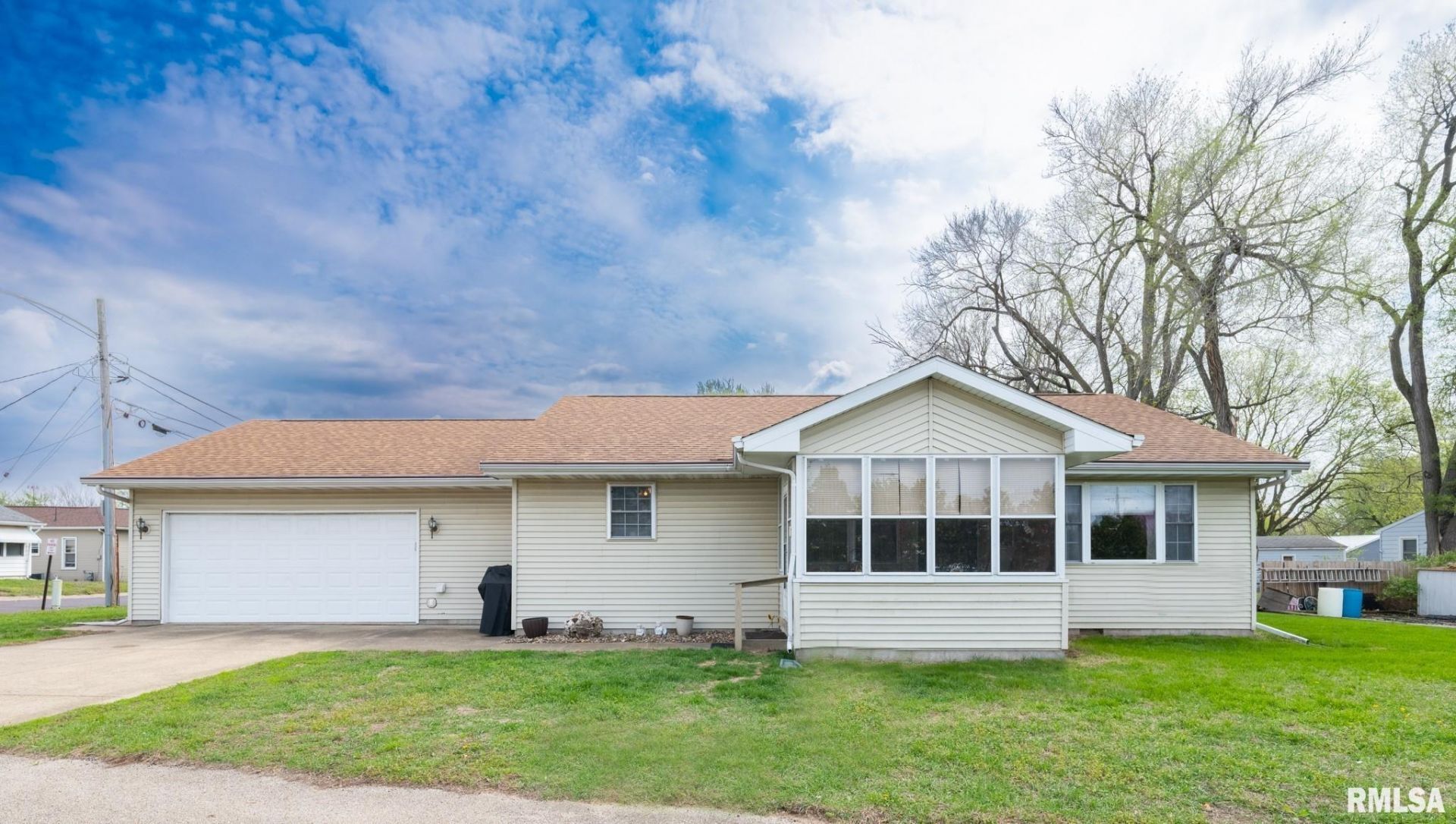 411 Woodland Street, Pekin, IL 61554 Main Photo