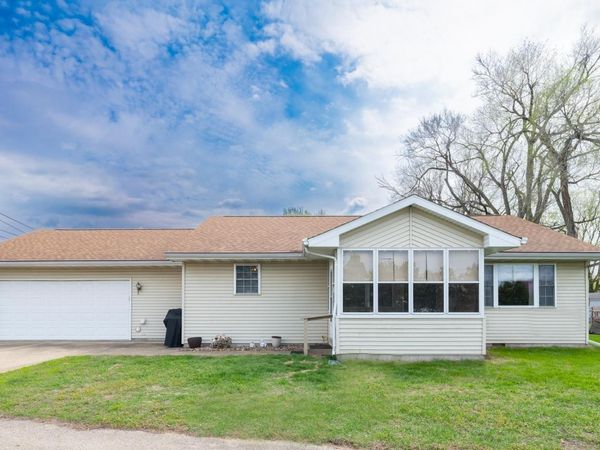 411 WOODLAND Street, Pekin, IL 61554
