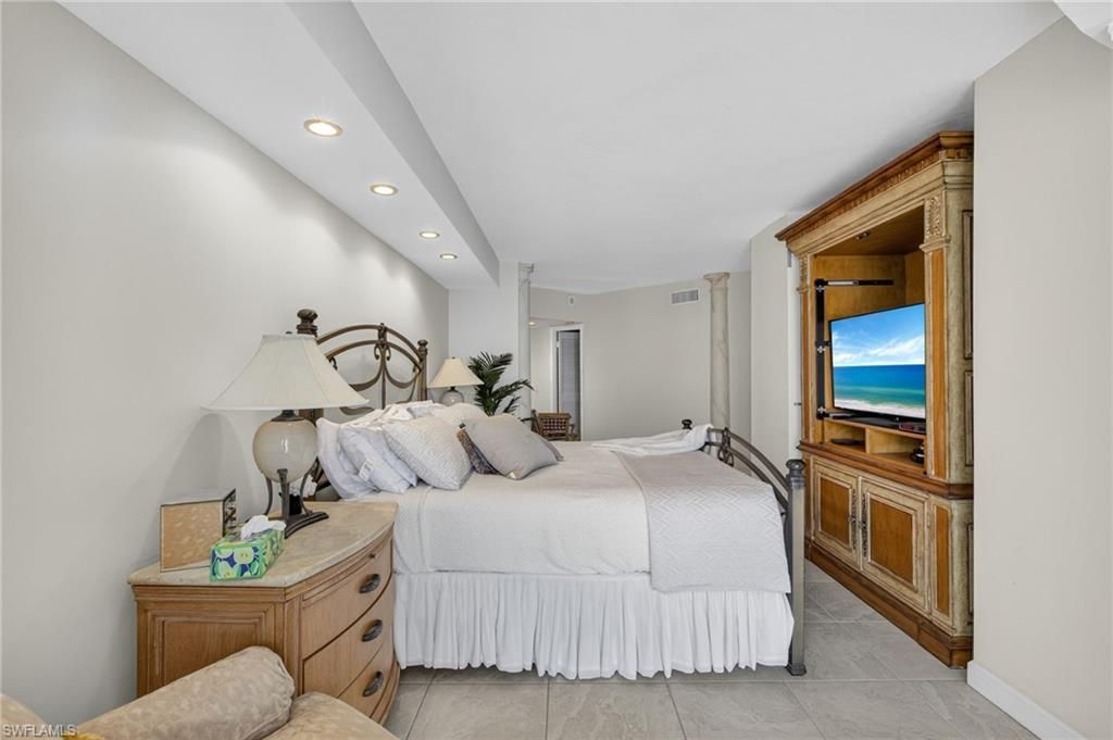 4041 Gulf Shore Blvd N, Unit 1807, Naples, FL 34103 Photo