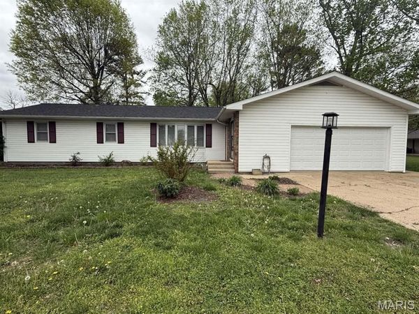 1006 M- East 10th Street , Mountain Grove, MO 65711
