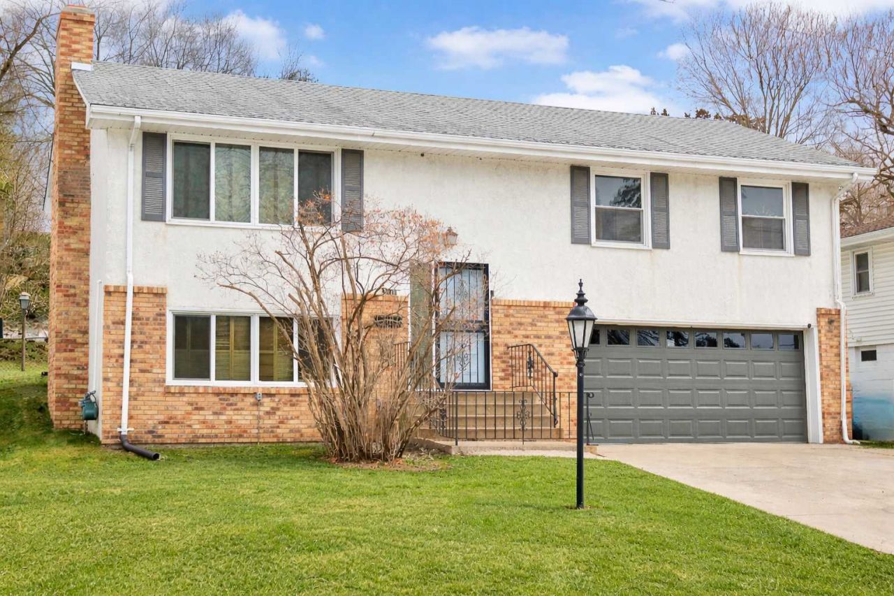 317 Madison Avenue N, Hopkins, MN 55343