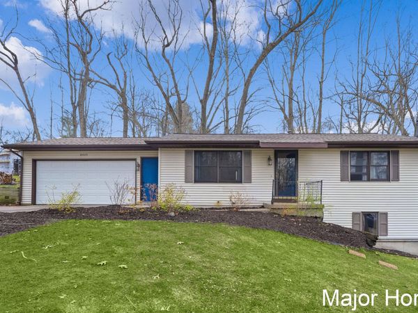 8445 Oakview Avenue NE, Rockford, MI 49341