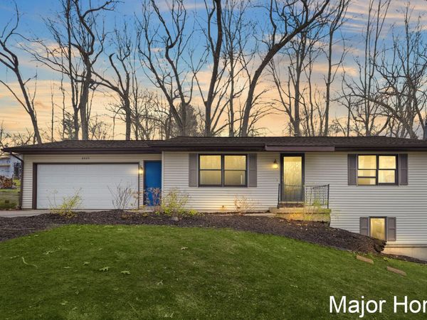 8445 Oakview Avenue NE, Rockford, MI 49341