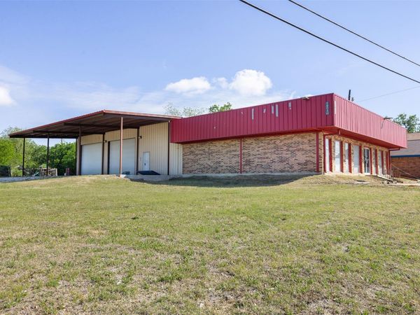 1804 W Cameron Ave, Rockdale, TX 76567
