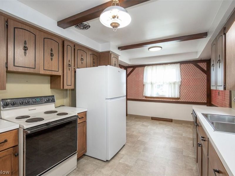 8409 Wainstead Drive, Parma, OH 44129 Photo 2