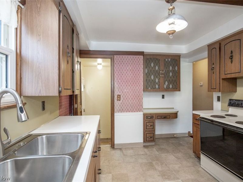 8409 Wainstead Drive, Parma, OH 44129 Photo 3