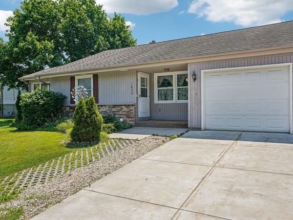1833 Hilltop DRIVE, West Bend, WI 53095