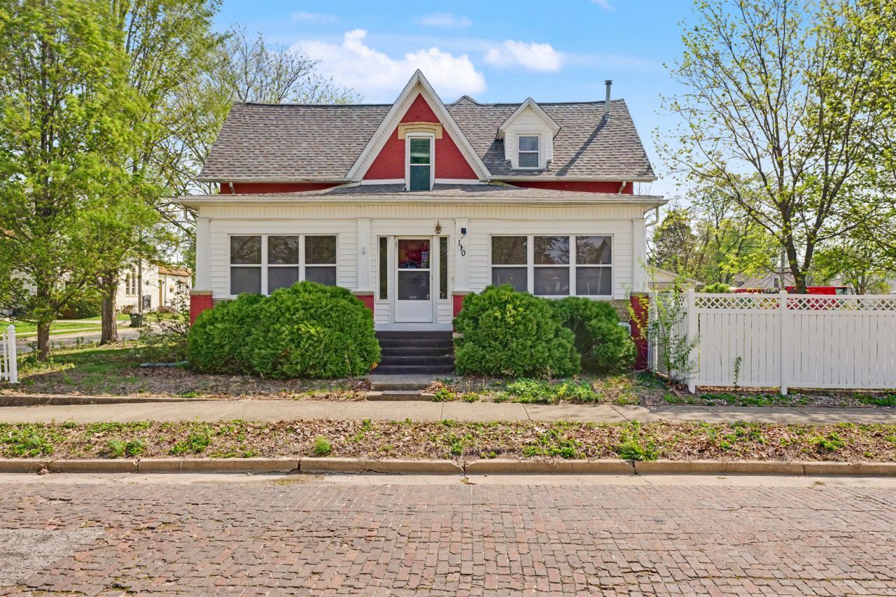 110 N Pike Street , Oakland, IL 61943