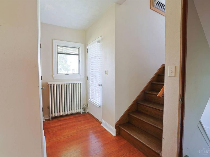 22 Avenell Lane, Greenhills, OH 45218 Photo 3