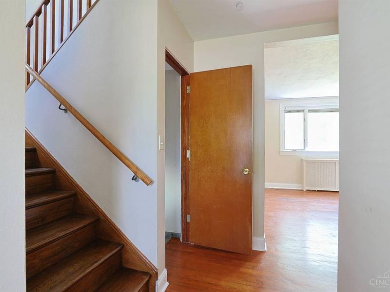 22 Avenell Lane, Greenhills, OH 45218 Photo 4