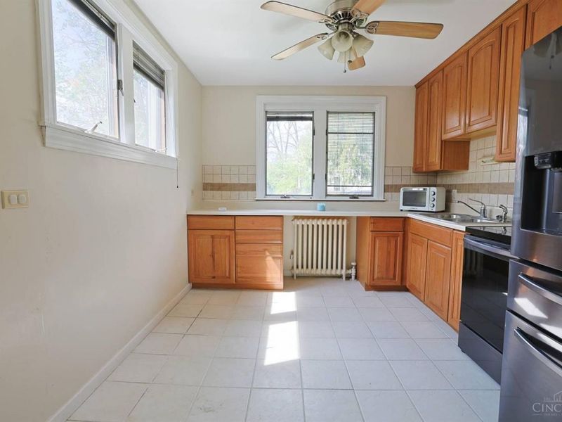 22 Avenell Lane, Greenhills, OH 45218 Photo 9