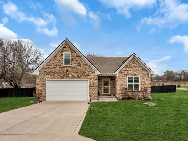 700 Redwood Cir , Columbia, TN 38401