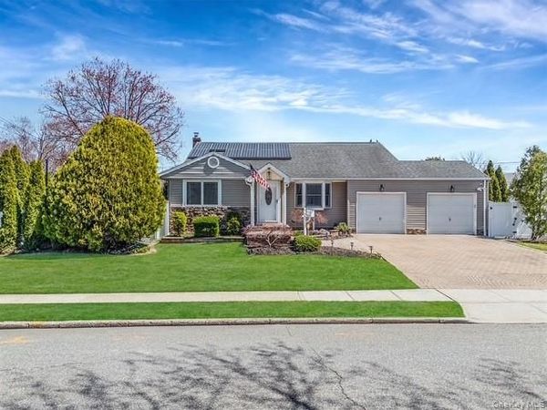 581 Roosevelt Avenue, Massapequa Park, NY 11762