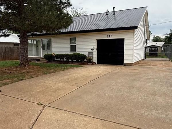 916 E A Street, Altus, OK 73521