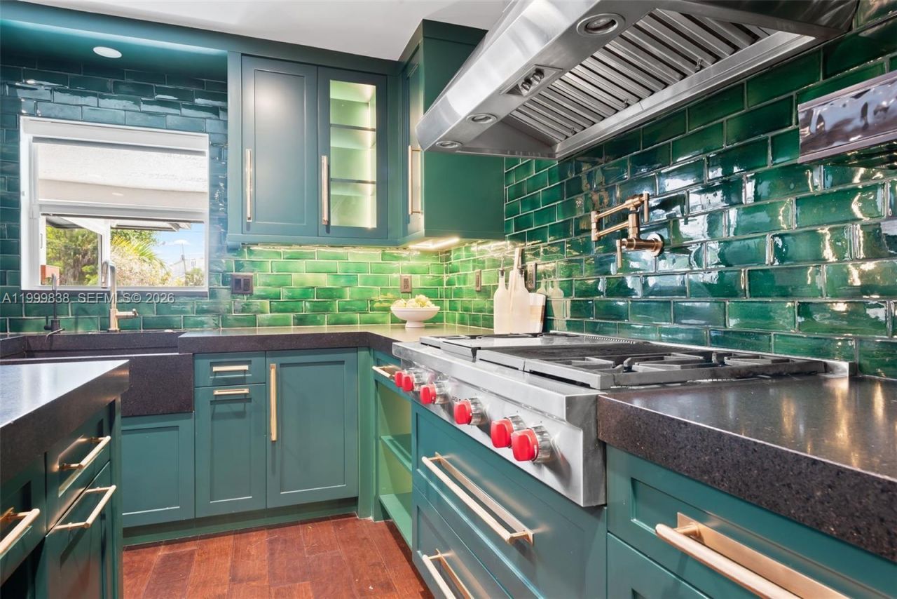 3001 Bayview Dr, Fort Lauderdale, FL 33306 Photo