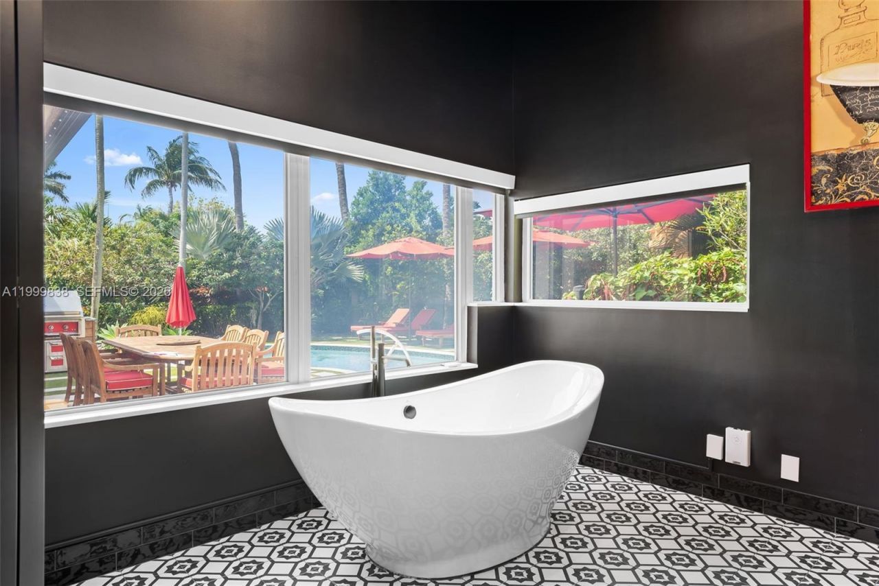 3001 Bayview Dr, Fort Lauderdale, FL 33306 Photo