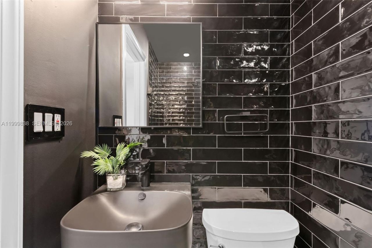 3001 Bayview Dr, Fort Lauderdale, FL 33306 Photo