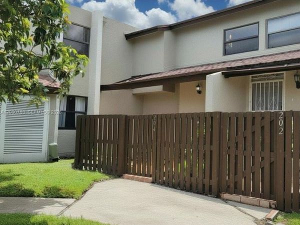 9970 NW 9th St Cir, Unit 204, Miami, FL 33172
