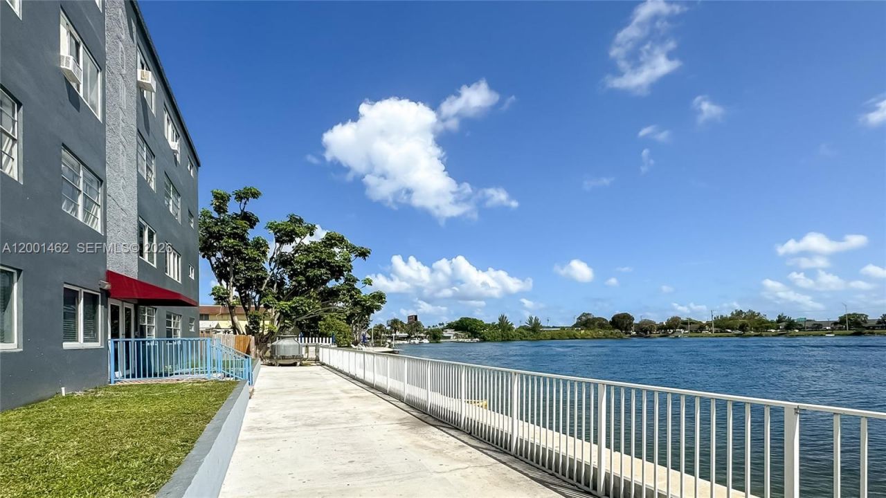 1060 Crystal Lake Dr, Unit 401, Deerfield Beach, FL 33064 Photo