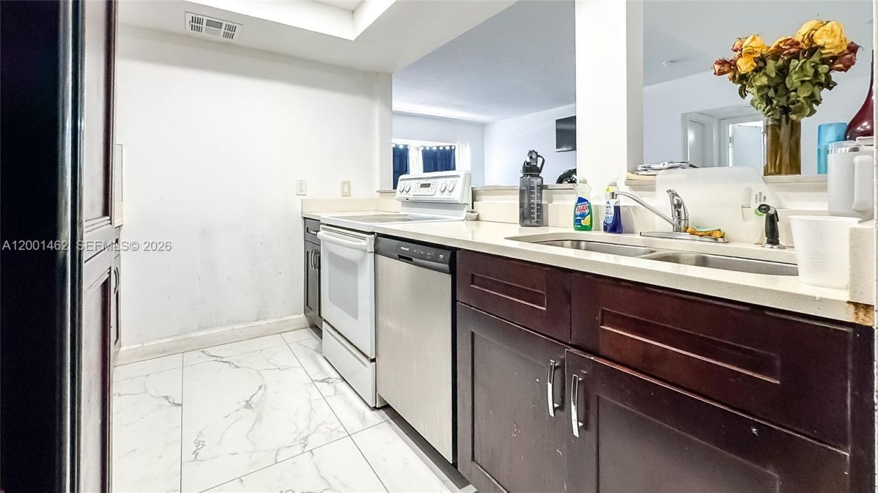 1060 Crystal Lake Dr, Unit 401, Deerfield Beach, FL 33064 Photo