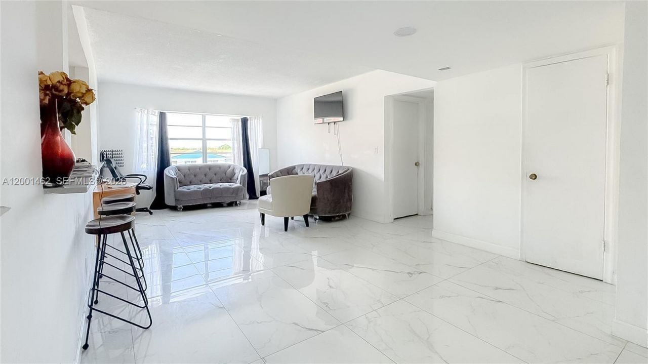 1060 Crystal Lake Dr, Unit 401, Deerfield Beach, FL 33064 Photo