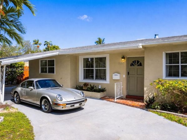 565 NE 160th Ter , Miami, FL 33162