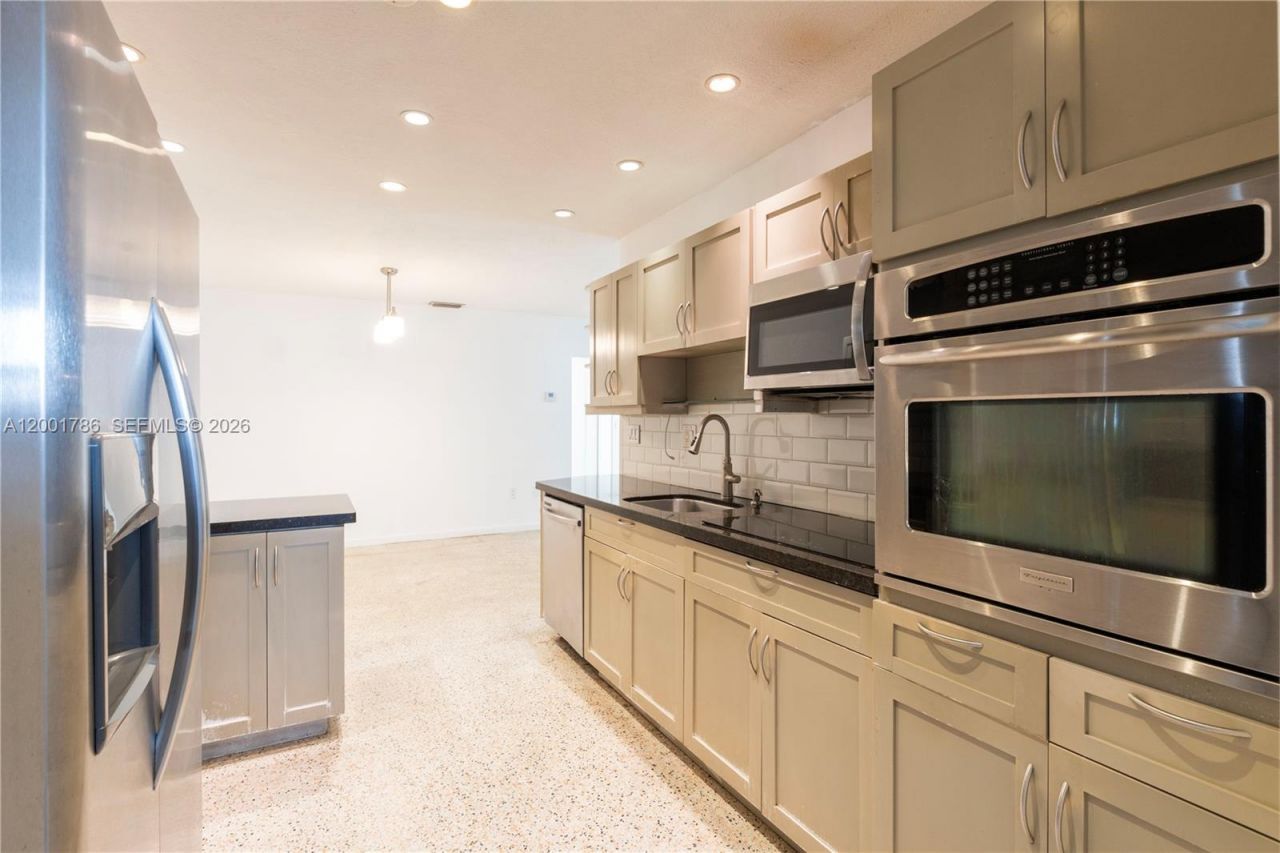 565 NE 160th Ter, Miami, FL 33162 Photo