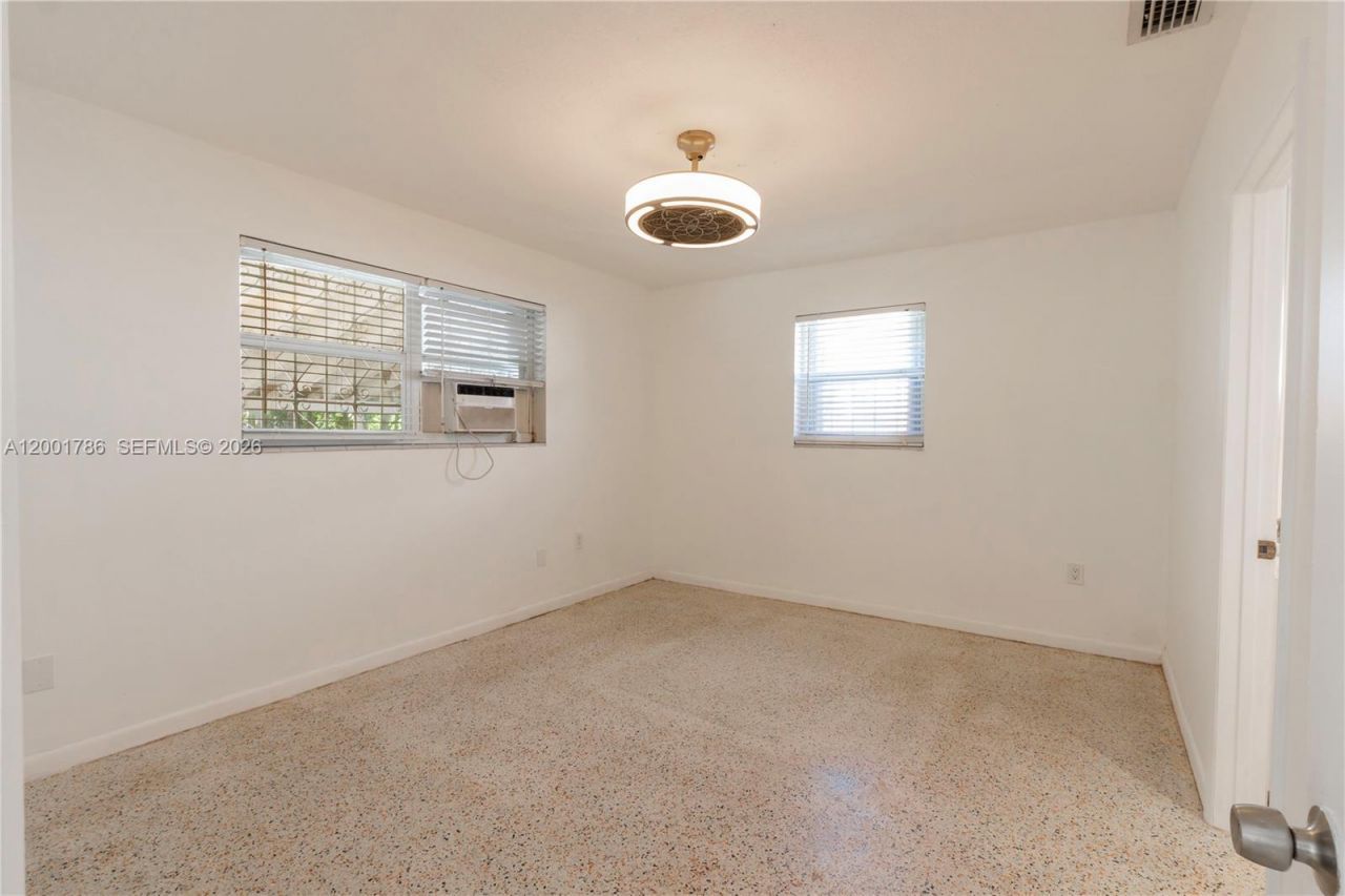 565 NE 160th Ter, Miami, FL 33162 Photo