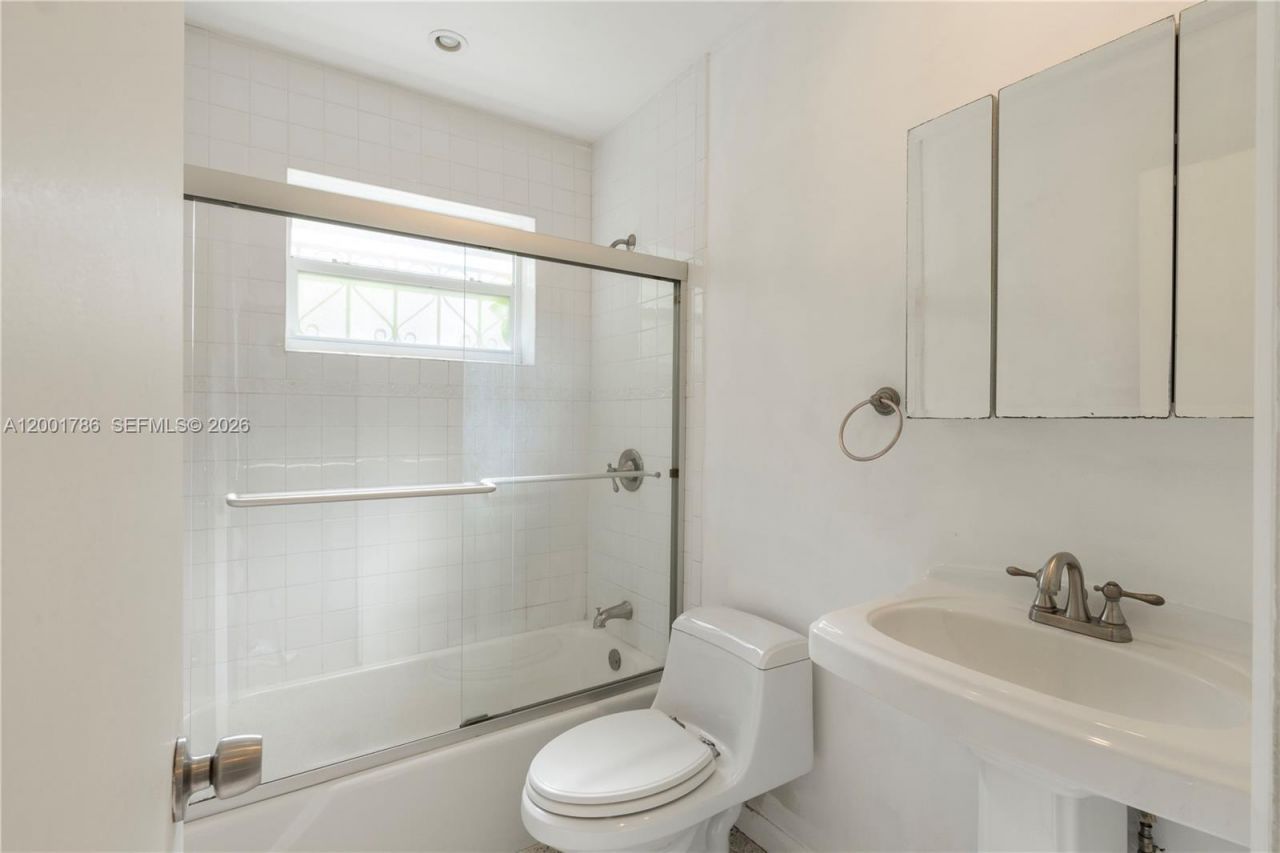 565 NE 160th Ter, Miami, FL 33162 Photo