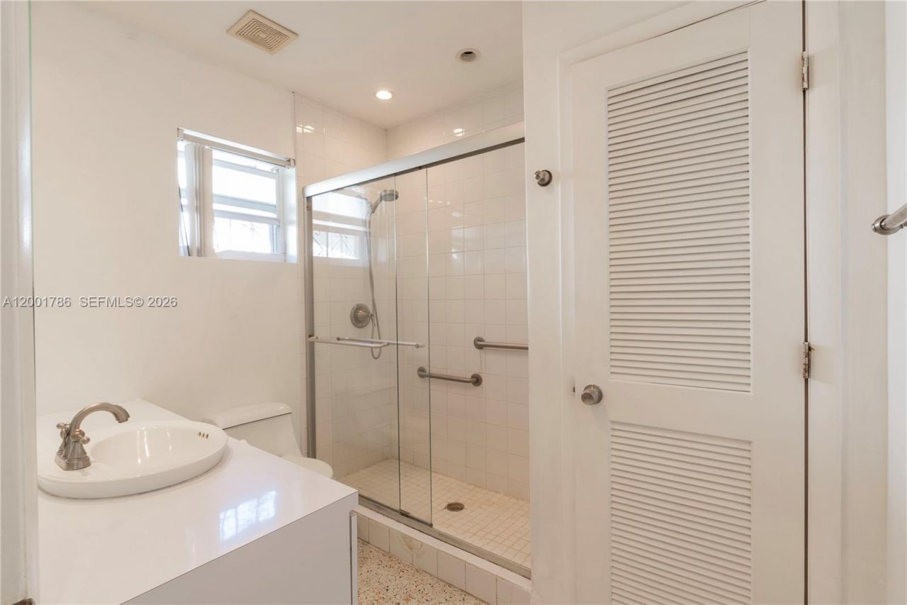 565 NE 160th Ter, Miami, FL 33162 Photo