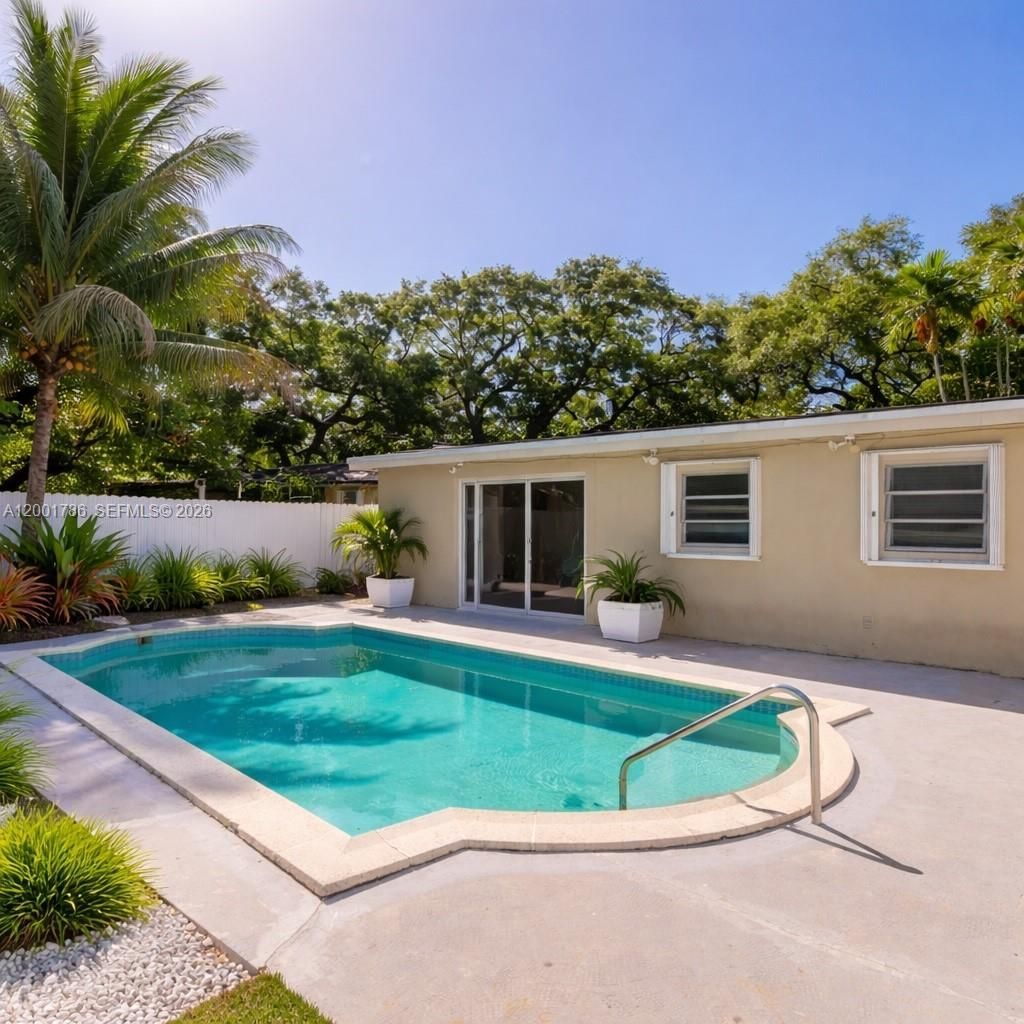 565 NE 160th Ter, Miami, FL 33162 Photo