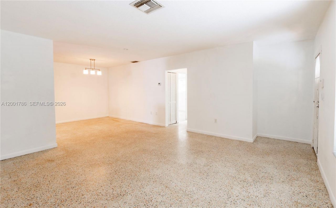 565 NE 160th Ter, Miami, FL 33162 Photo