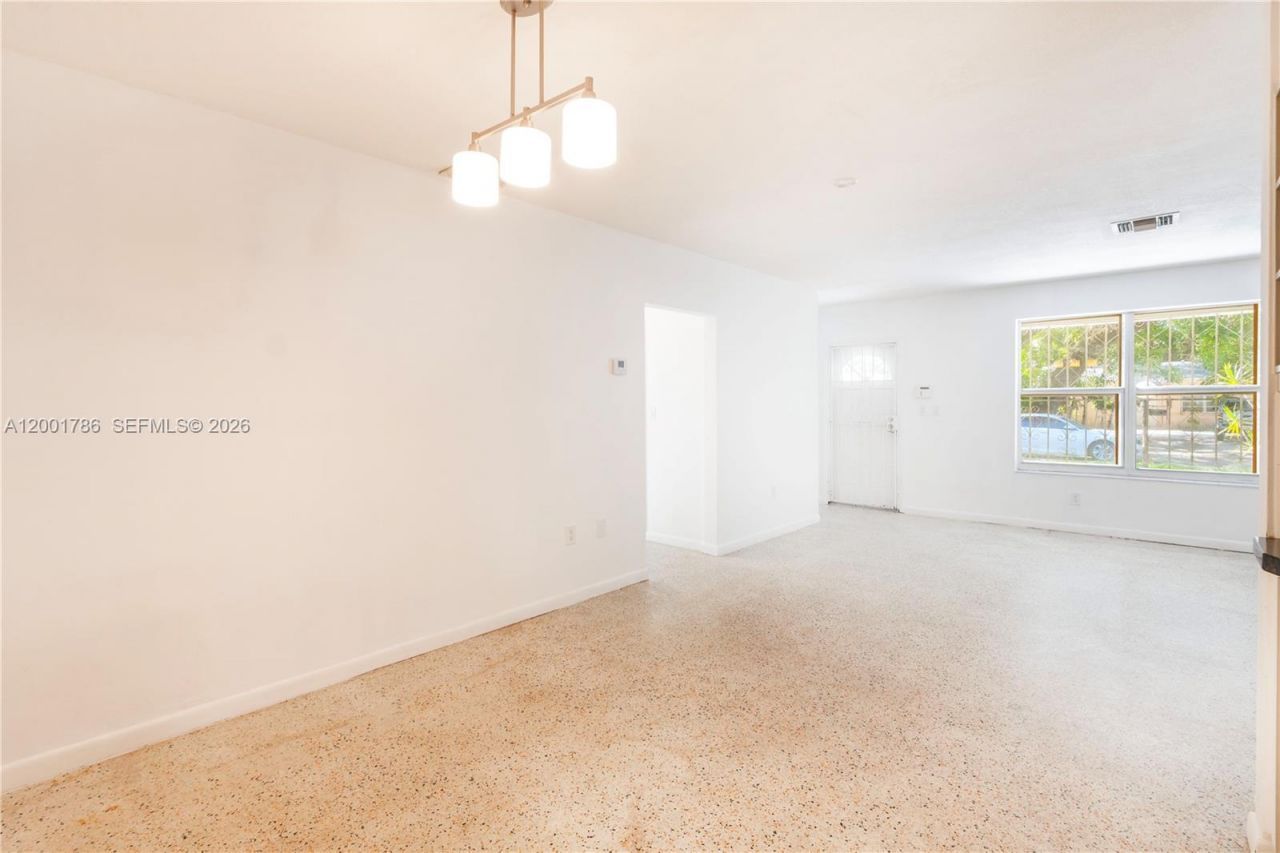 565 NE 160th Ter, Miami, FL 33162 Photo