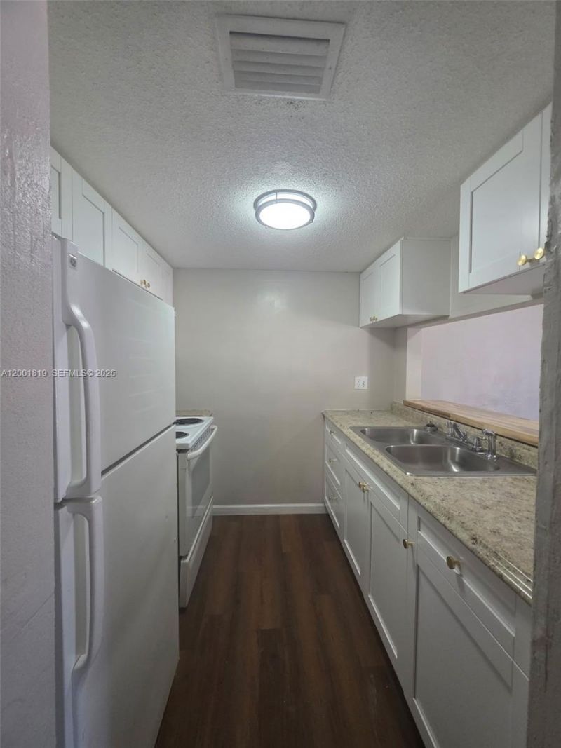 313 Country Club Oval , Unit 11, Daytona, FL 32114 Photo