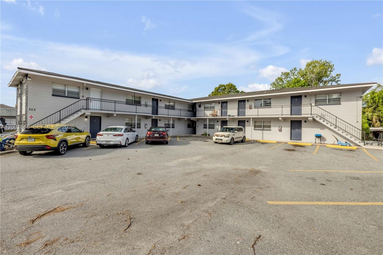 313 Country Club Oval , Unit 11, Daytona, FL 32114 Photo