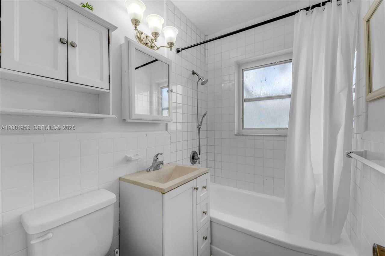 28 Almeria Ave, Unit 4, Coral Gables, FL 33134 Photo